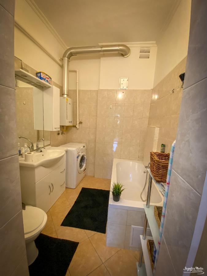Lovely central apartment with free parking, Központhoz közeli 2 szép szobás lakás Győr Esterno foto