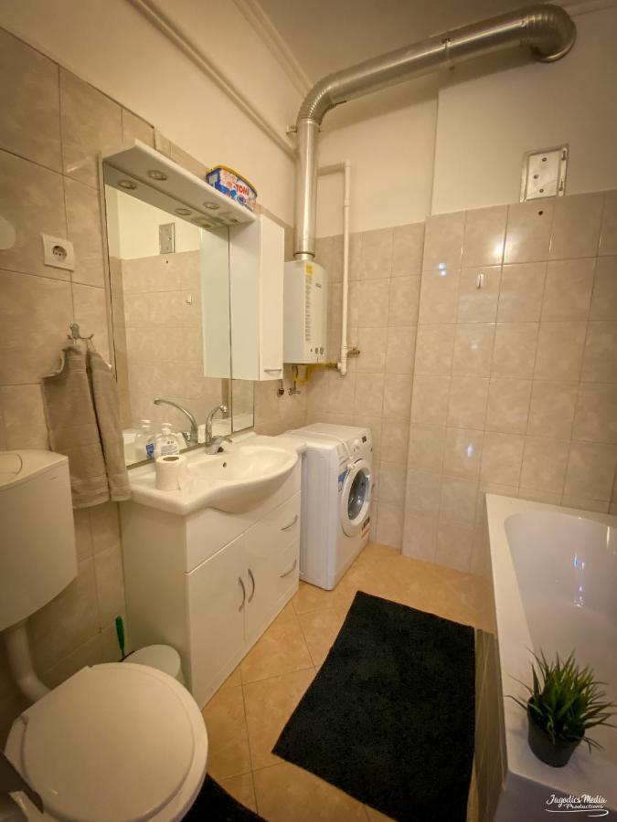 Lovely central apartment with free parking, Központhoz közeli 2 szép szobás lakás Győr Esterno foto