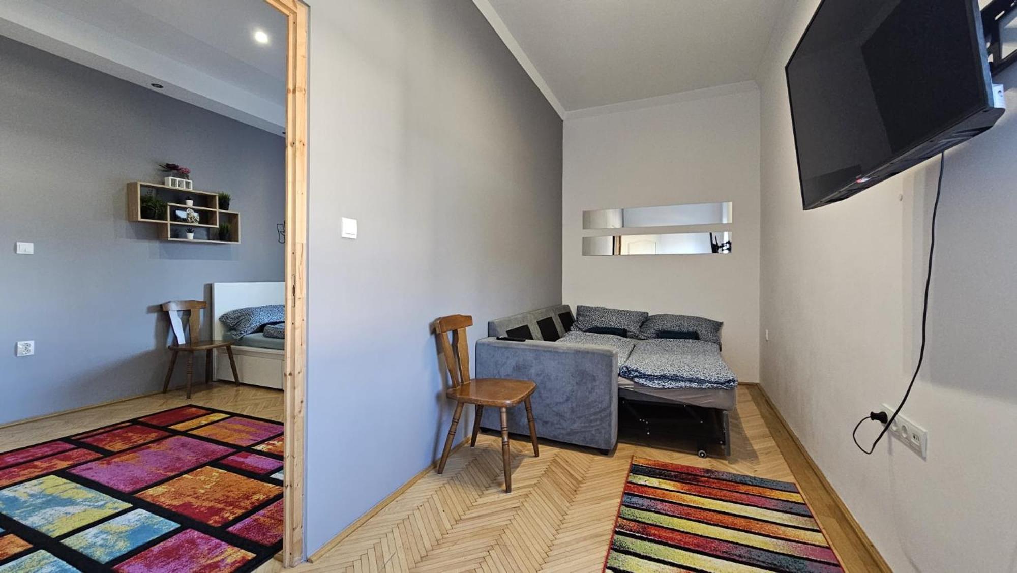 Lovely central apartment with free parking, Központhoz közeli 2 szép szobás lakás Győr Esterno foto